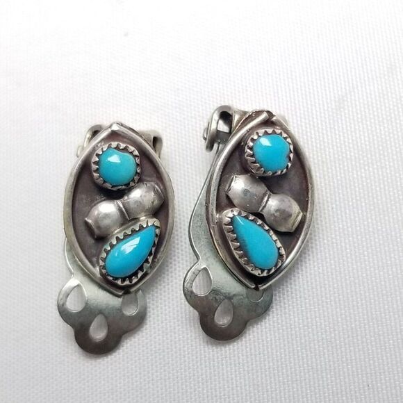 Vintage Silver Tone and Blue Stone Cabochon Clip On Earrings, Unsigned Estate - Picture 6 of 6